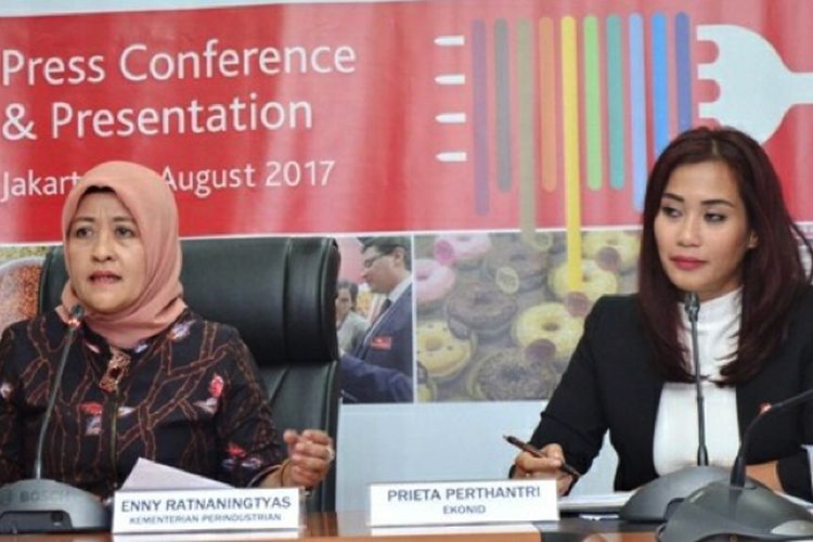 Sekretaris Direktorat Jenderal Industri Agro Kemenperin Enny Ratnaningtyas (kiri) saat konfrensi pers terkait industri makanan dan minuman nasional akan mengikuti pameran Anuga, Jerman di Kementerian Perindustrian, Jakarta, Selasa (22/8/2017).