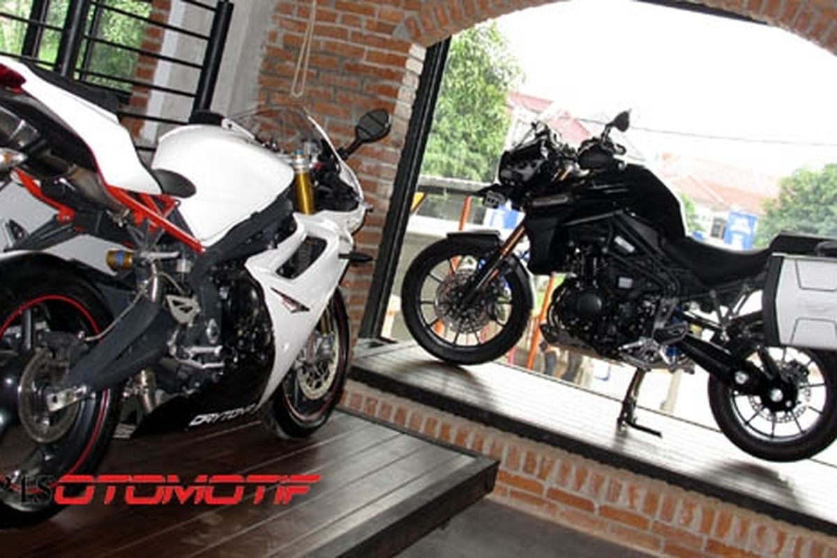 Triumph Daytona 675 R (kiri) dan Triumph Tiger Explorer 1200 siap ngaspal di Indonesia.