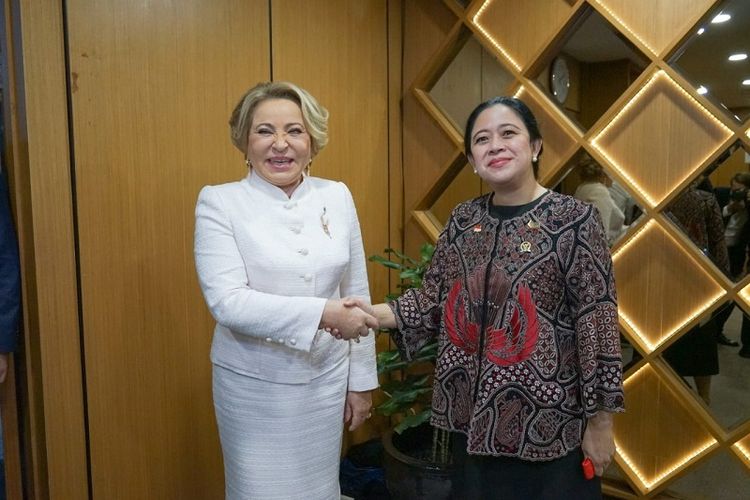 Ketua Dewan Perwakilan Rakyat (DPR) Republik Indonesia (RI) Puan Maharani bertemu dengan pimpinan Majelis Tinggi Parlemen Rusia guna membahas terkait konflik antara Rusia dan Ukraina, serta pembangunan proyek Ibu Kota Negara (IKN) Nusantara di Kalimantan Timur. 