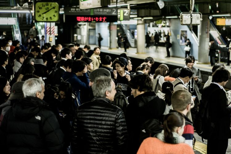 Stasiun Shinjuku selalu disinggahi ribuan orang setiap harinya.