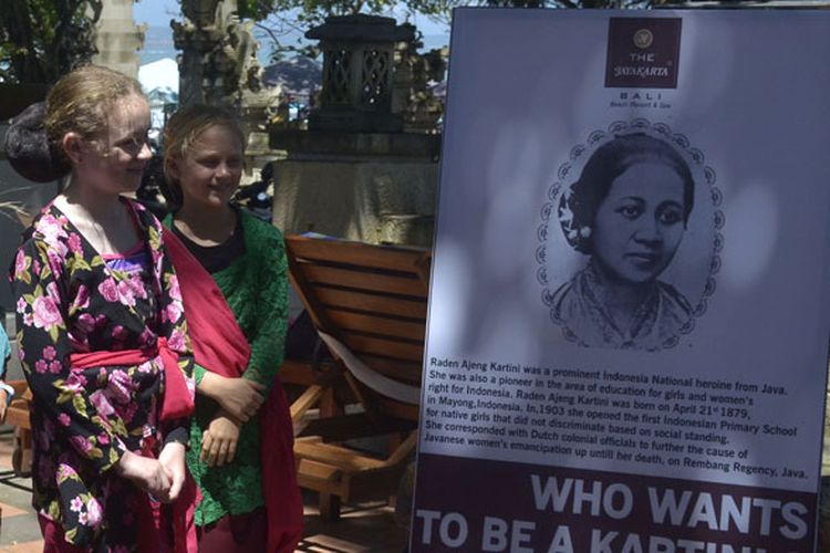 Wisatawan mancanegara yang mengenakan busana kebaya dan sanggul mengamati gambar RA Kartini saat peringatan Hari Kartini di sebuah hotel kawasan Legian, Badung, Bali, Minggu (21/4/2019). Kegiatan tersebut digelar untuk mengenalkan sejarah dan budaya Indonesia khususnya perjuangan RA Kartini dan busana kebaya kepada wisatawan mancanegara sekaligus memberikan hiburan bagi tamu hotel.