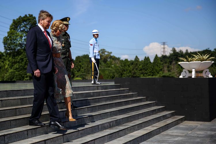 Raja Belanda Willem-Alexander dan Ratu Maxima meninggalkan Taman Makam Pahlawan (TMP) setelah menaruh karangan bunga di Kalibata, Jakarta Selatan, Selasa (10/2/2020). Raja Willem-Alexander didampingi Ratu Maxima, tiga menteri, dan hampir 200 pengusaha ke Indonesia bertujuan untuk membahas kerja sama bilateral di bidang ekonomi dan peningkatan sumber daya manusia (SDM).