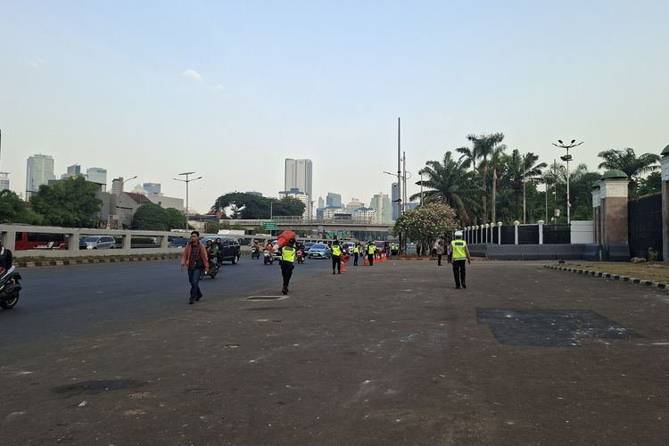 Situasi Depan DPR Jelang Demo Mahasiswa Unpak: Massa Belum Tiba, Polisi Cabut Pembatas Jalan