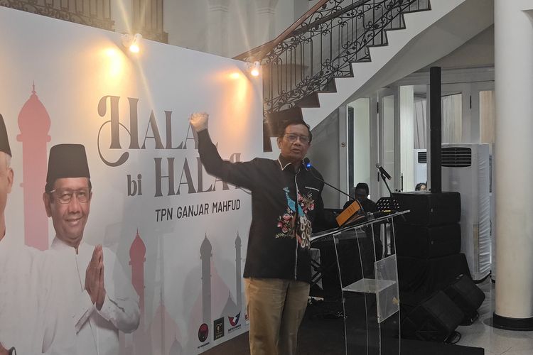 Calon wakil presiden nomor urut 3 Mahfud MD saat berpidato di acara pembubaran TPN Ganjar-Mahfud, Posko Teuku Umar Nomor 9, Jakarta Pusat, Senin (6/5/2024) malam.