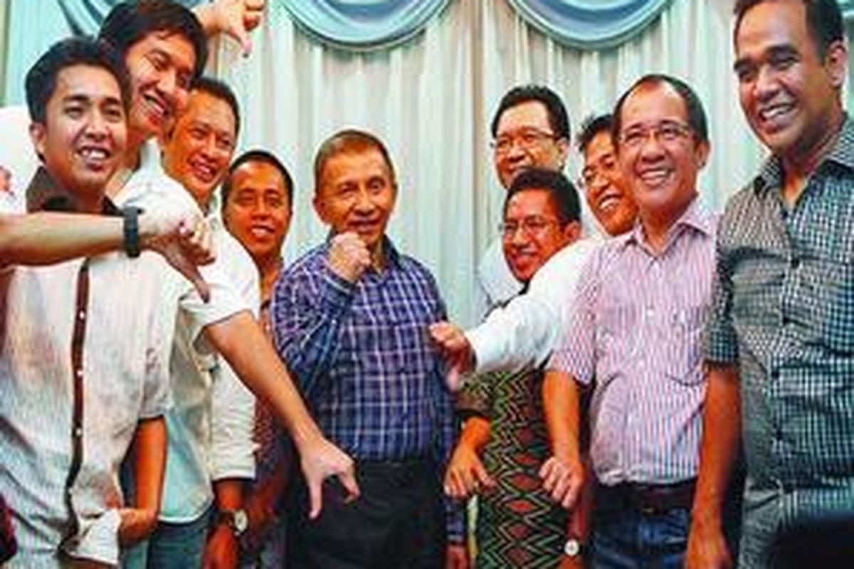 Mantan Ketua MPR Amien Rais ditemui para anggota DPR inisiator hak angket Bank Century atau Tim Sembilan, yang mencari dukungan moral pengawalan hak angket, di kediamannya, Taman Gandaria, Jakarta Selatan, Minggu (29/11). Seusai pertemuan, Amien Rais mengepalkan tangan tanda siap membantu Tim Sembilan.