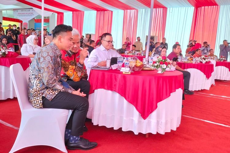 Wali Kota Solo Gibran Rakabuming Raka saat berbincang dengan Gubernur Jawa Tengah Ganjar Pranowo, dengan di samping mereka Menteri Pemberdayaan Aparatur Negara dan Reformasi Birokrasi (Menpan-RB) Abdullah Azwar Anas, saat peresmian Mal Pelayanan Publik (MPP) di Kabupaten Sragen, Senin (20/2/2023).