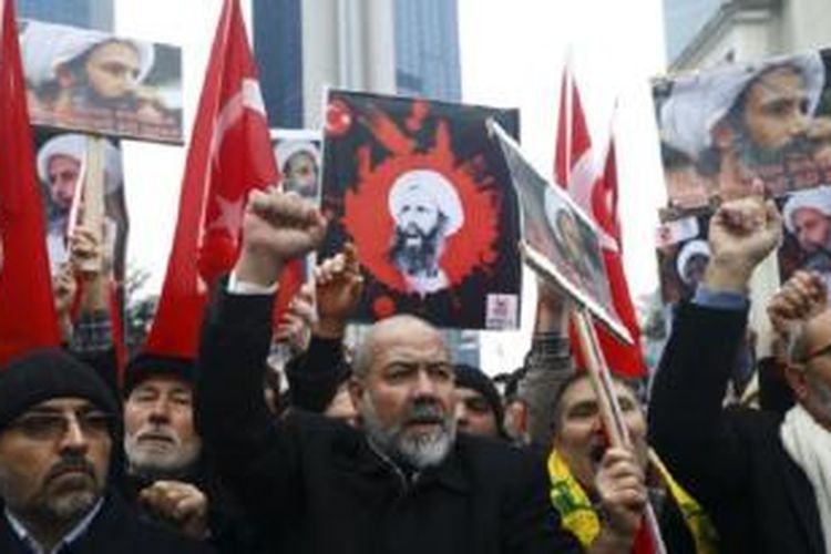 Demonstran Syiah membawa poster Sheikh Nimr al-Nimr dalam sebuah unjukrasa di depan Konsulat Arab Saudi di Istanbul, Turki, 3 Januari 2016. 