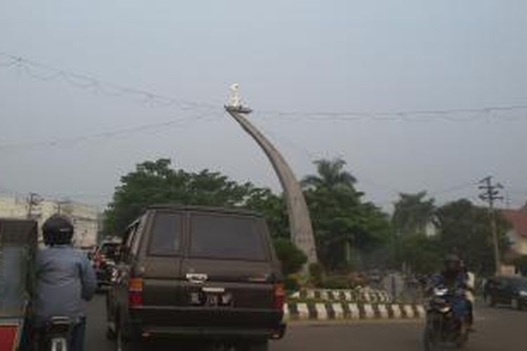 Warga melintas di Simpang Rencong Kota Lhokseumawe Senin (5/10/2015). Sejak tiga hari terakhir kabut asap melanda Lhokseumawe dan sekitarnya. 