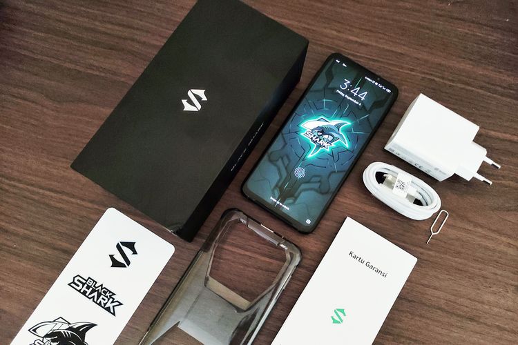 Black Shark 3 bersama isi dari kotak penjualan. Dalam kemasan penjualan, selain unit ponsel, pengguna juga bakal mendapatkan adapter charger yang mendukung pengisian dengan daya hingga 65 watt. Mereka juga bakal mendapatkan kabel USB Type-C, SIM ejector, softcase, kartu garansi, buku panduan, berikut stiker ikonik berlogo Black Shark 3 yang bisa ditempel di berbagai tempat.