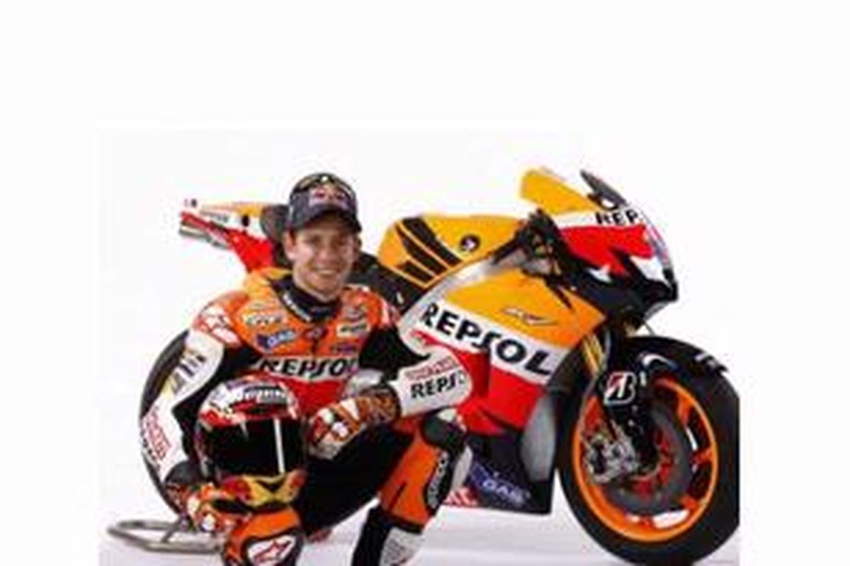 Casey Stoner berpose di depan Honda RC213V baru yang diluncurkan di Kuala Lumpur, Malaysia, Senin (30/1/12).