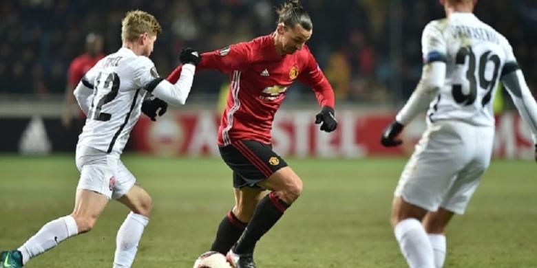 Penyerang Manchester United, Zlatan Ibrahimovic, mencoba menerobos pertahanan FC Zorya pada laga Liga Europa di Luhansk, Kamis (8/12/2016). 