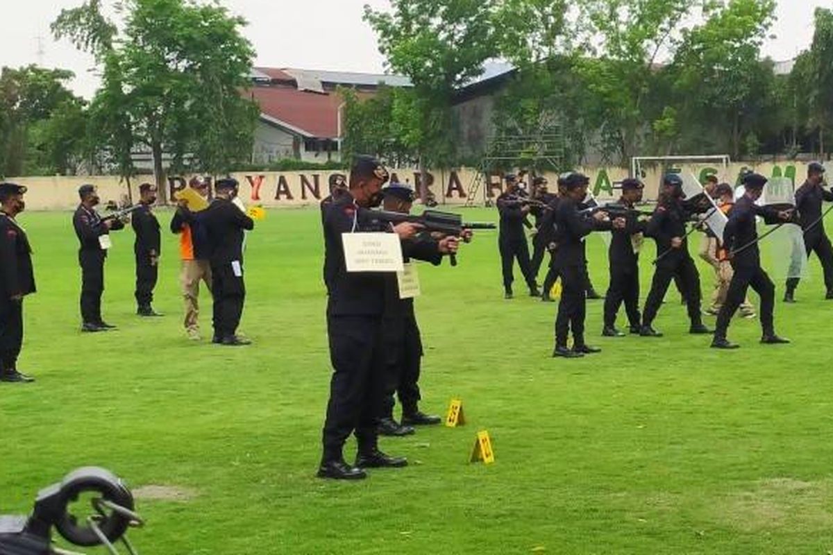 Rekonstruksi penanganan kerusuhan dalam tragedi Kanjuruhan yang digelar di lapangan sepak bola Mapolda Jatim, Rabu (19/10/2022). 