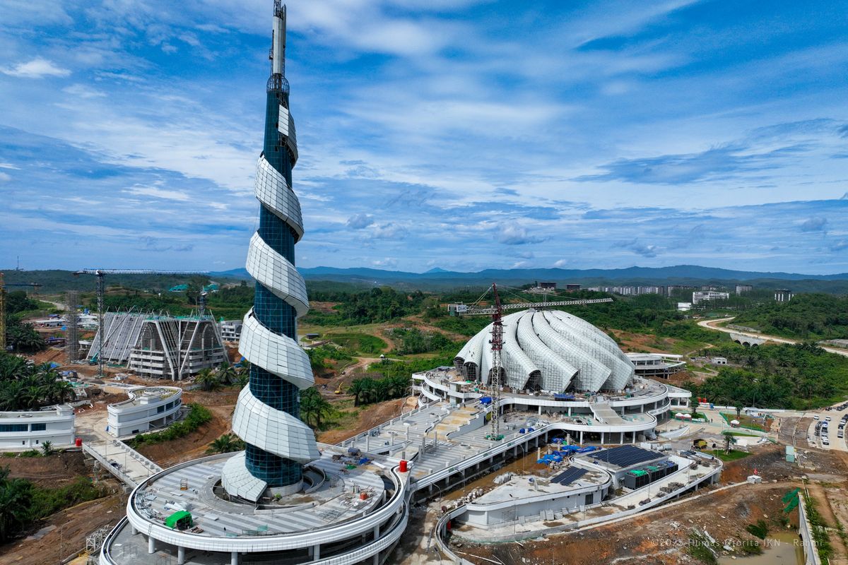 Masjid Negara Ibu Kota Nusantara (IKN) dirancang dengan kubah berbentuk sorban dan dilengkapi menara (minaret) setinggi 99 meter