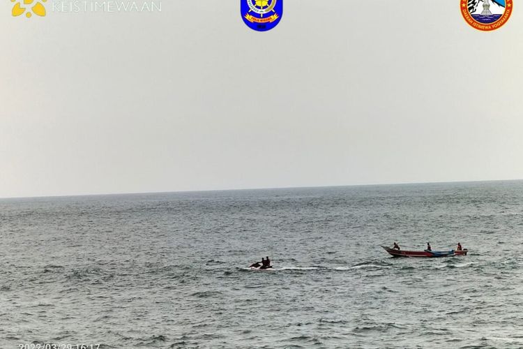 Pencarian korban Pantai Siung oleh Tim SAR Satlinmas Wilayah I Gunungkidul Selasa (29/3/2022)