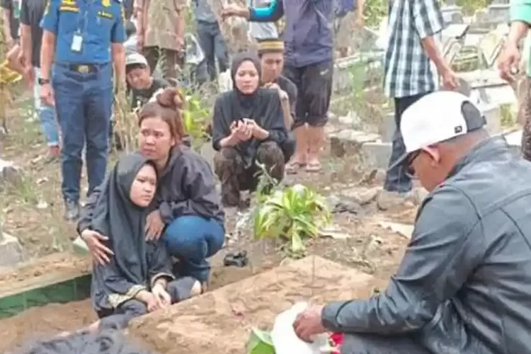 Tangis Istri Reyner Pecah hingga Pingsan, Sudah Yatim Piatu, Kini Ditinggal Suami saat Anak Masih Bayi