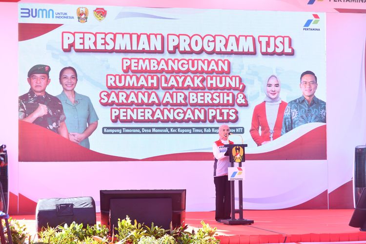 Direktur Utama Pertamina Nicke Widyawati saat acara pemberian bantuan 102 pembangunan Rumah Tidak Layak Huni (RTLH) kepada warga Desa Manusak, Kecamatan Kupang Timur, Kabupaten Kupang, Nusa Tenggara Timur (NTT), Selasa (30/7/2024).