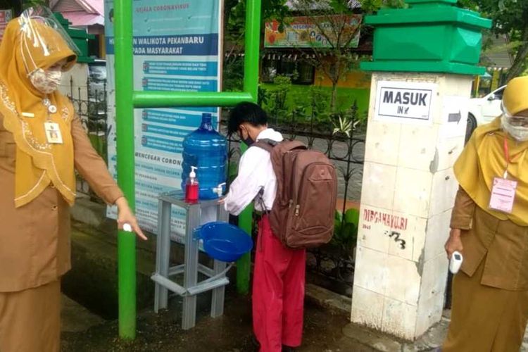 Pelaksanaan sekolah tatap muka di Kota Pekanbaru beberapa waktu lalu, dengan penerapan protokol kesehatan ketat di lingkungan sekolah.