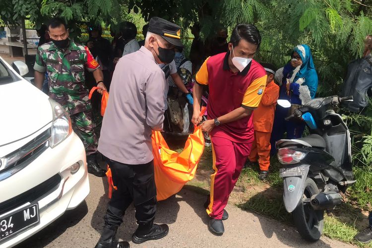 Polisi dan TNI mengevakuasi jenazah pemulung yang ditemukan meninggal di belakang sebuah halte, Jumat (13/5/2022).