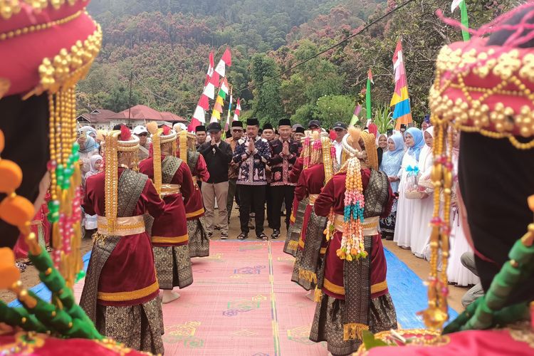 Di Balik Tradisi Kenduri Arah dan Sudah Tuai, Warga Renah Kasah Menanti Akses Jalan
