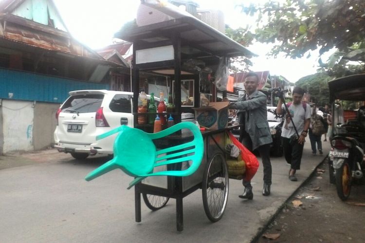 Rinto, tukang bakso di Makassar, Sulawesi Selatan, yang keliling mendorong gerobaknya menjajakan bakso dengan berpakaian ala direktur atau pegawai kantoran. 