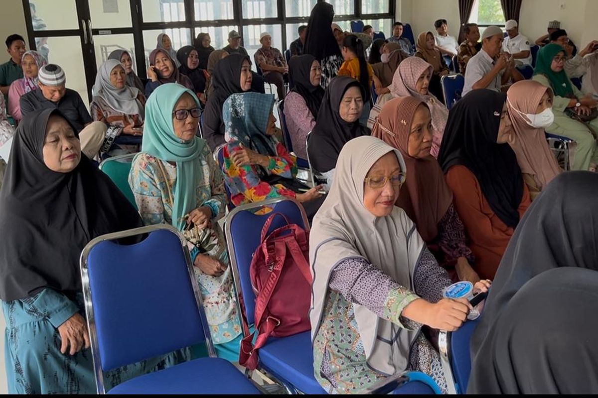 Ratusan jemaah calon haji (JCH) beserta pendamping dan tim kesehatan asal Kota Palopo, Sulawesi Selatan, melakukan persiapan keberangkatan dengan melakukan vaksinasi, Sabtu (26/4/2025) lalu