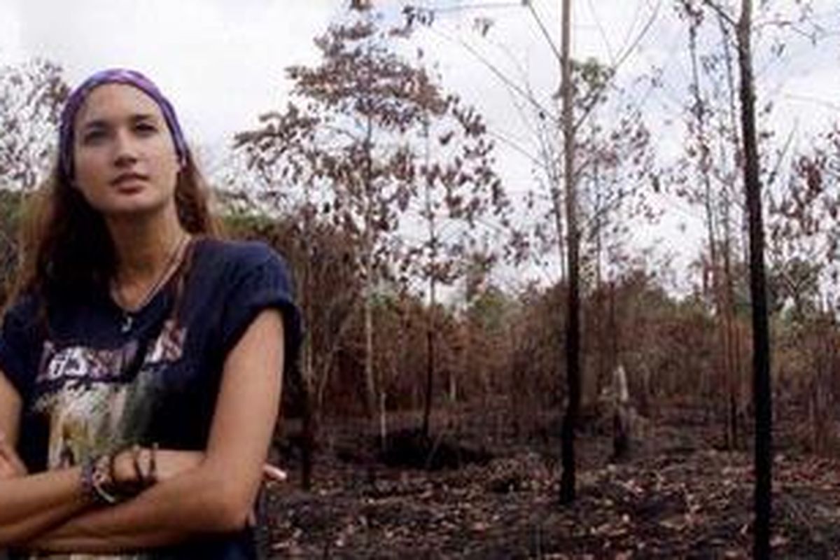 Nadine Chandrawinata, supporter kehormatan WWF Indonesia, berada di Taman Nasional Tesso Nilo, Kabupaten Pelalawan, Riau, Kamis (14/4/2011). Nadine merasakan berbagai macam kegiatan ekowisata yang ditawarkan taman nasional tersebut. 