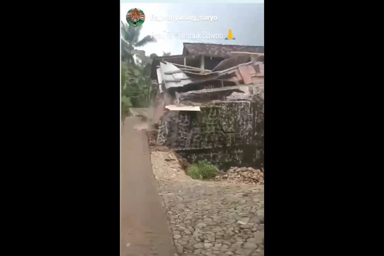 ROBOH—Inilah potongan video bangunan yang roboh akibat diterjang tanah retak di Desa Tumpuk, Kecamatan Sawoo, Kabupaten Ponorogo, Jawa Timur, Senin (27/2/2023).
