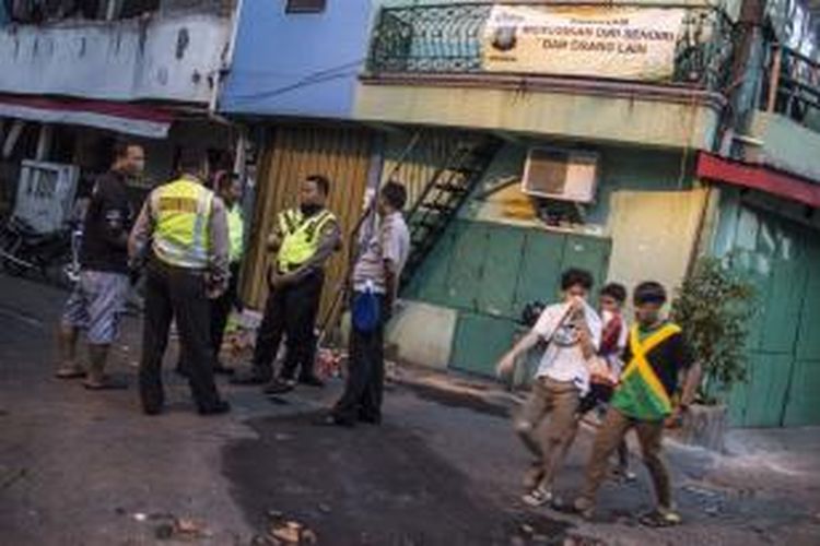 Petugas kepolisian berjaga-jaga di sekitar lokasi terjadinya tawuran di Rawa Selatan 2, Johar Baru, Jakarta Pusat, Kamis (29/8/2013). Lokasi ini kerap menjadi titik terjadinya tawuran antarwarga sekitar.