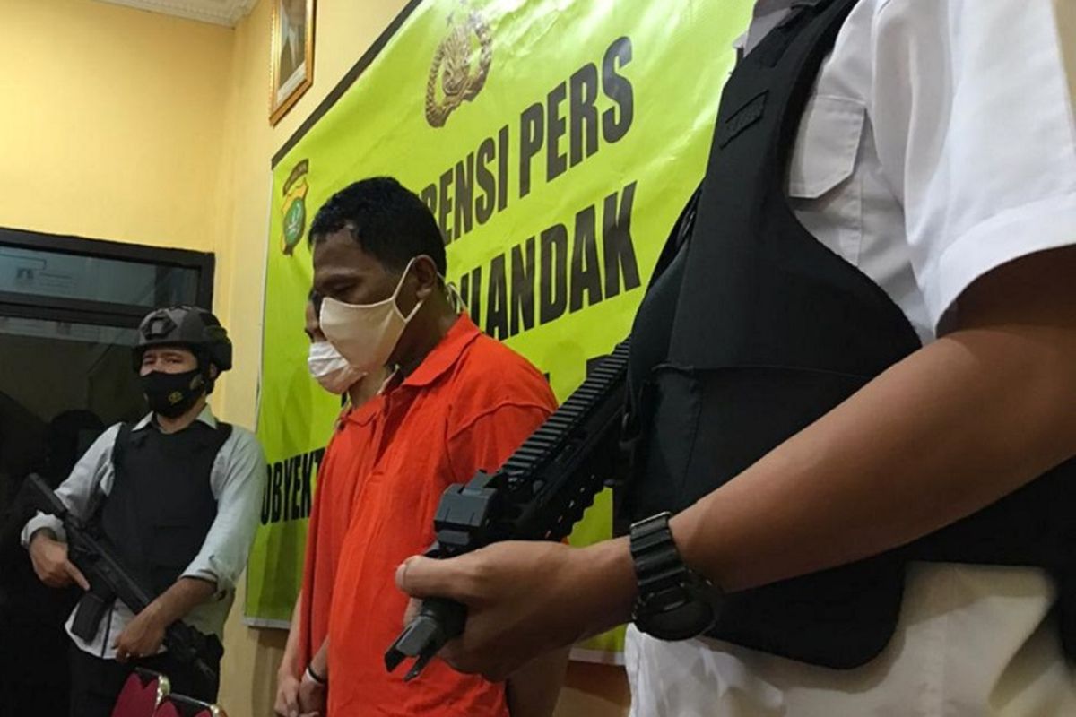 IN alias Udin (48) ditangkap anggota Polsek Cilandak, Jakarta atas kasus penipuan dan pencurian motor. 