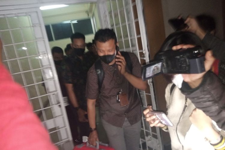 Komisi Pemberantasan Korupsi (KPK) kembali menggeledah kantor Dinas Pekerjaan Umum dan Tata Ruang (PUTR), Kamis (21/7/2022) siang hingga malam.