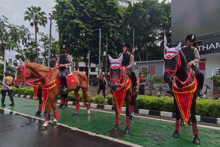 Detasemen Turangga Mabes Polri menjaga keamanan kegiatan car free day (CFD) atau Hari Bebas Kendaraan Bermotor (HBKB) di Bundaran HI, Jakarta Pusat, Minggu (17/3/2024).