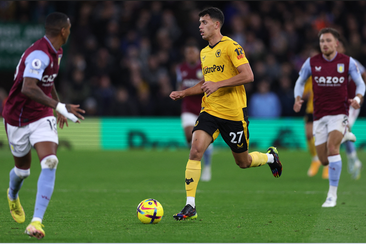 Gelandang Wolverhampton Wanderers kelahiran Brasil, Matheus Nunes, menggiring bola dalam pertandingan Premier League melawan Aston Villa di Villa Park, Birmingham, 4 Januari 2023. Terbaru, Nunes yang merupakan pemain internasional Portugal ini dikabarkan sudah sepakat pindah ke Manchester City.