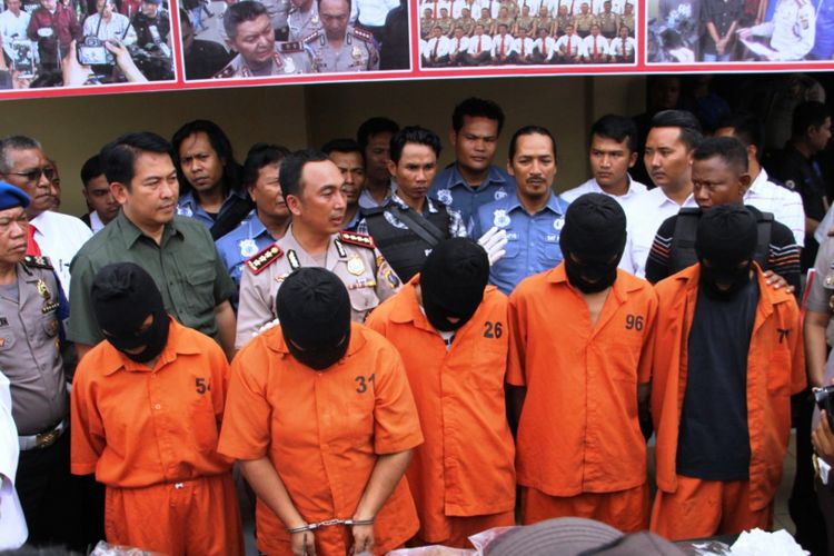  Kapolda Sumut Irjen Pol Rycko Amelza Dahniel memaparkan lima dari sembilan tersangka pembunuhan satu keluarga di Mapolrestabes Medan, Selasa (18/4/2017)