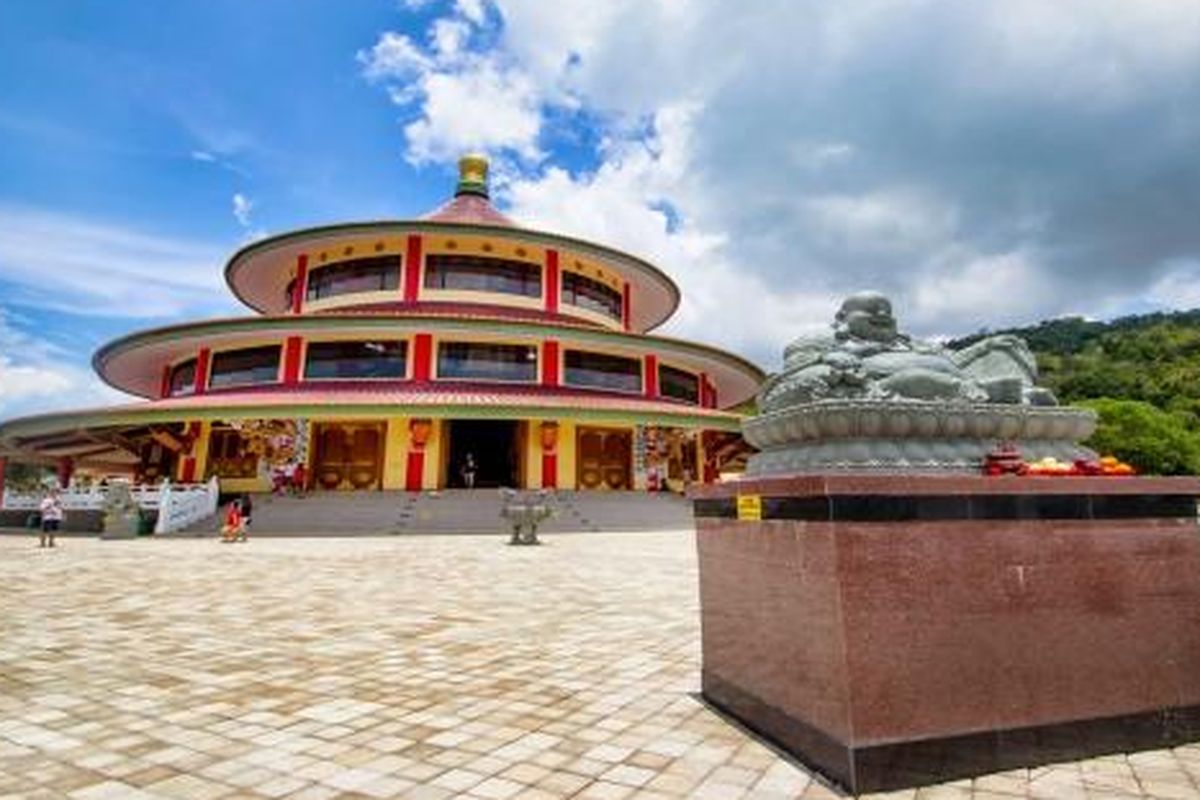 Destinasi wisata pagoda vihara Puri Tri Agung yang berada di Kabupaten Bangka Belitung