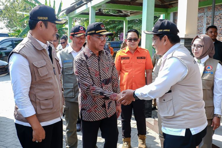 Menteri Koordinator Bidang Pembangunan Manusia dan Kebudayaan (Menko PMK) Muhadjir Effendy ditemani Bupati Lamongan Yuhronur Efendi menghadiri simulasi mandiri di Kabupaten Lamongan di Pendopo Kantor Kecamatan Karangbinangun, Selasa (16/5/2023).