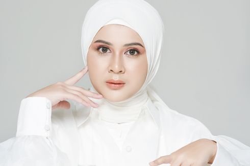 Kesha Ratuliu Luncurkan Face Mist Antiradiasi Gawai