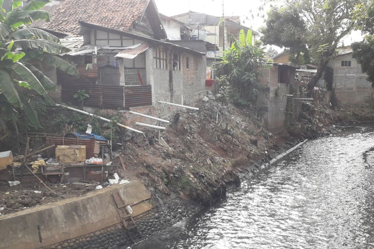 Pipa-pipa yang membuang limbah rumah tangga ke saluran air di kawasan Pal Meriem, Jakarta Timur, yang mengarah ke Kali Sentiong atau Kali Item, Jumat (3/8/2018).