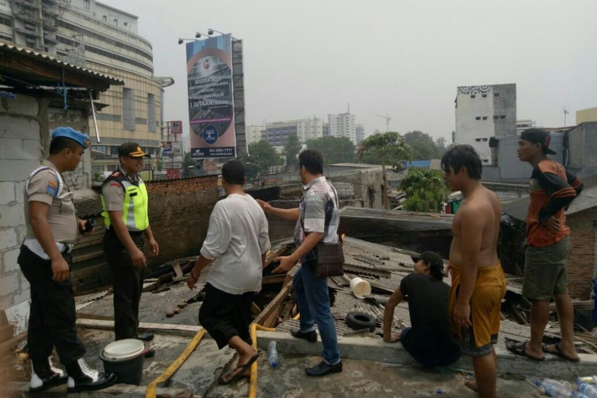 Lokasi kebakaran di depan ITC Roxy, Jakarta Barat, Senin (4/9/2017).