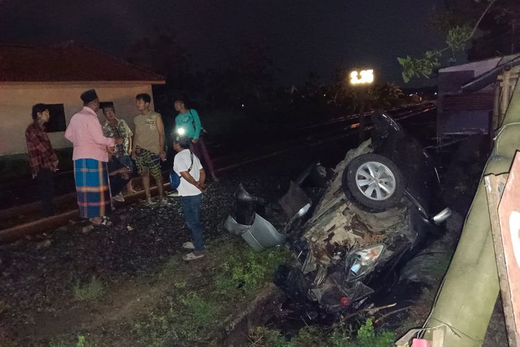 Kondisi mobil Toyota Avanza usai tertabrak kereta api di perlintasan tanpa dilengkapi palang pintu, jalan masuk menuju Desa Karangtinggil, Kecamatan Pucuk, Lamongan, Jawa Timur.