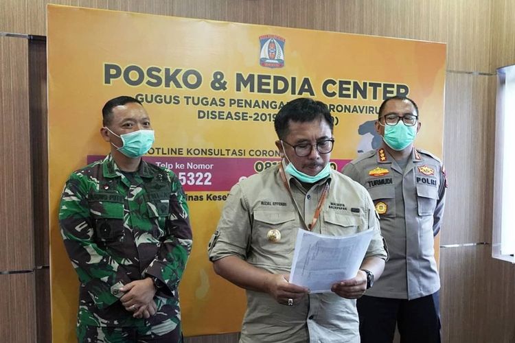 Wali Kota Balikpapan Rizal Effendi (tengah) saat merilis surat edaran tentang  penutupan sementara tujuh ruas jalan kota di ruang posko dan media center Kantor Pemkot Balikpapan, Senin (30/3/2020).