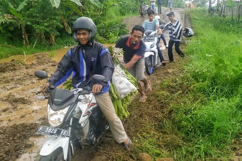 Pengendara Motor Nekat Lintasi Jalan yang Nyaris Putus Akibat Tanah Bergerak di Sukabumi