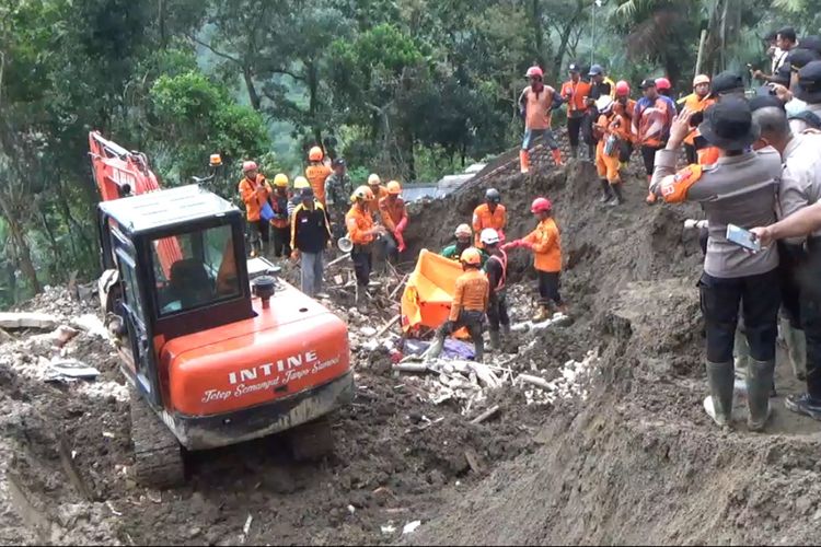 #---Tim SAR gabungan menemukan korban tanah longsor Di Desa Depok Kecamatan Bendungan Kabupaten Trenggalek Jawa Timur, Kamis (22/05/2025)---#