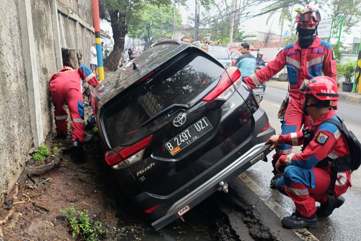 Berjalan Terlalu ke Pinggir, Minibus Terperosok ke Saluran Air di Tipar Cakung