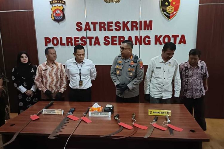 Kapolresta Serang Kota Kombes Pol Sofwan Hermanto saat menunjukan barang bukti senjata tajam diamankan dari para pelajar yang terlibat tawuran di depan kantor Gubernur Banten.