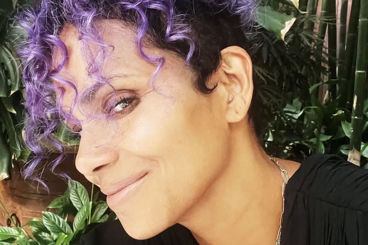 Halle Berry memamerkan kreasi rambut ungunya dalam unggahan di Instagram