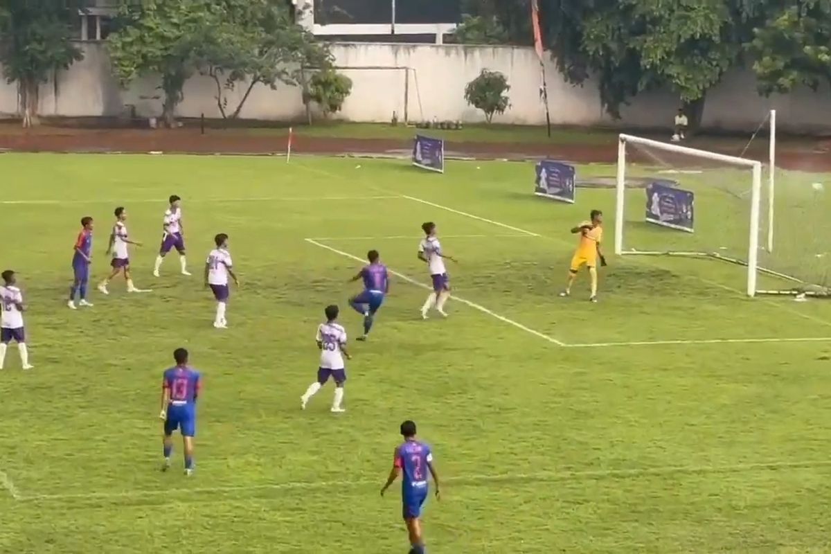 Pertandingan sepak bola antara Kota Malang melawan Bojonegoro dalam Pekan Olahraga Provinsi (Porprov) IX Jawa Timur 2025.