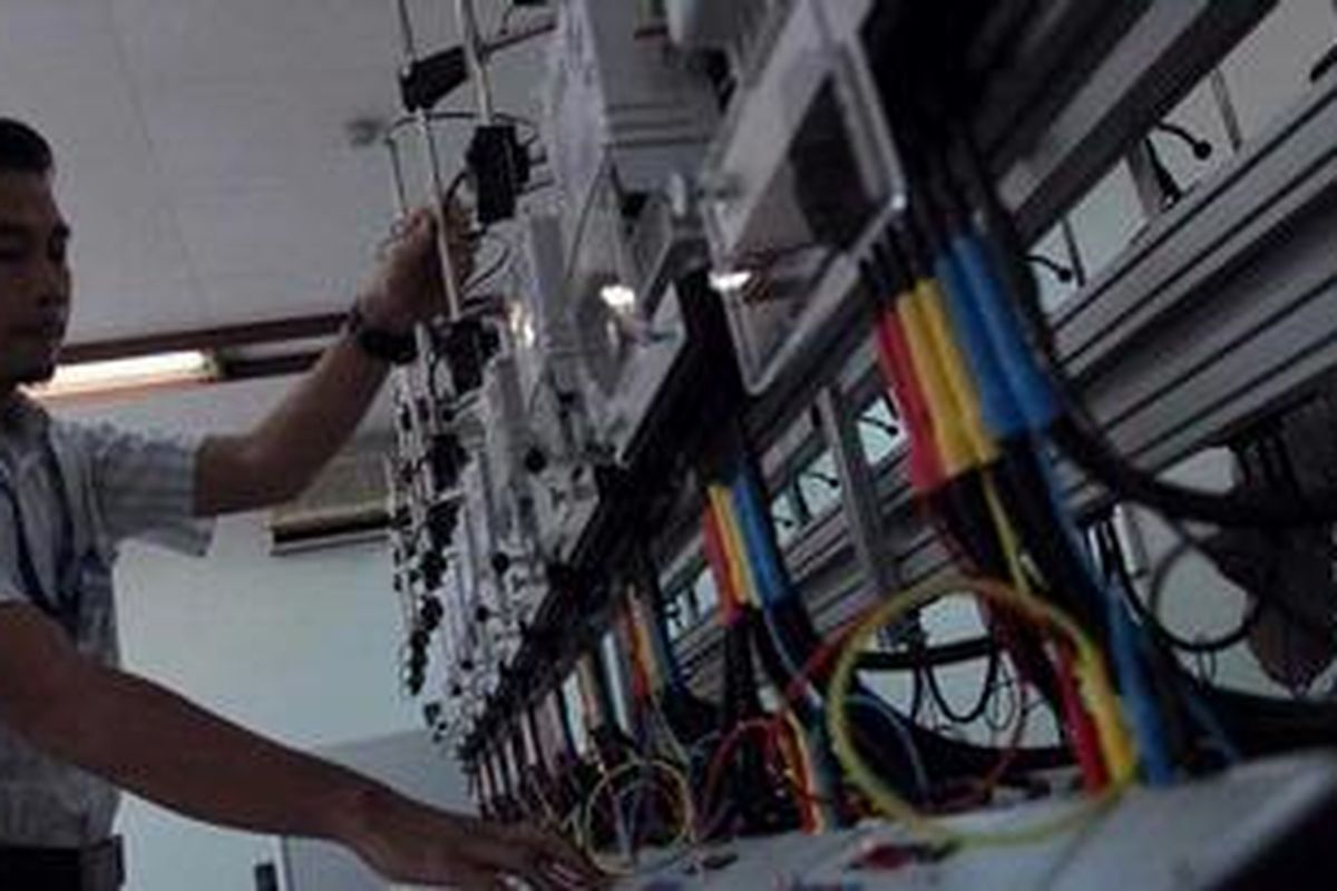 Petugas melakukan uji peralatan KWh meter di PLN Puslitbang Ketenagalistrikan di Kawasan Duren Tiga, Jakarta Selatan, Kamis (9/8/2012). Pengujian tersebut dilakukan agar perlengkapan listrik yang digunakan sesuai standar sehingga aman digunakan. 