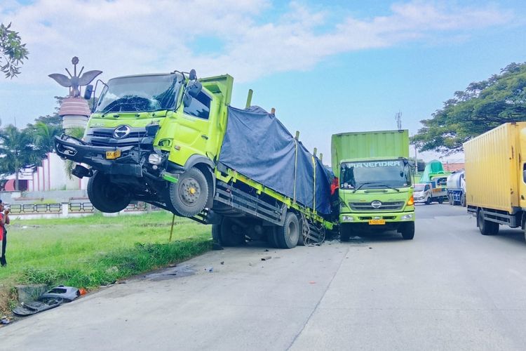 Truk Wing Boks Terangkat Ke Udara Usai Kecelakaan di Jalur Pantura Indramayu