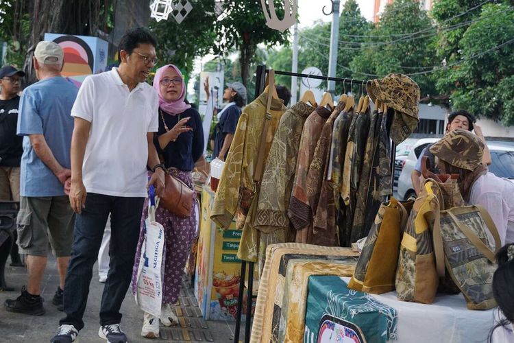 Penjabat Wali Kota Yogyakarta Singgih Raharjo saat meninjau bazar produk ekonomi kreatif dalam kegiatan Kotabaru Ceria.