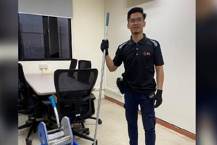Nizam yang tidak malu bekerja sebagai tukang bersih-bersih di Singapura baru-baru ini viral di Malaysia.